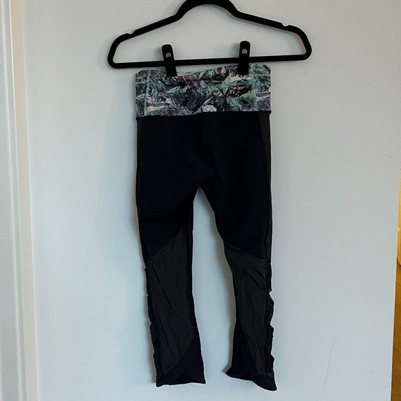 Lululemon‎ cropped leggings in navy with floral patterned waistband - Picture 5 of 6